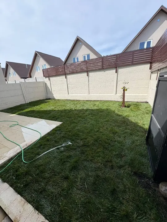 Área verde de casa nueva con césped instalado